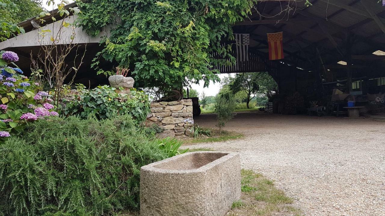 La Ferme De Kerhors Hotell Tréméoc Exteriör bild